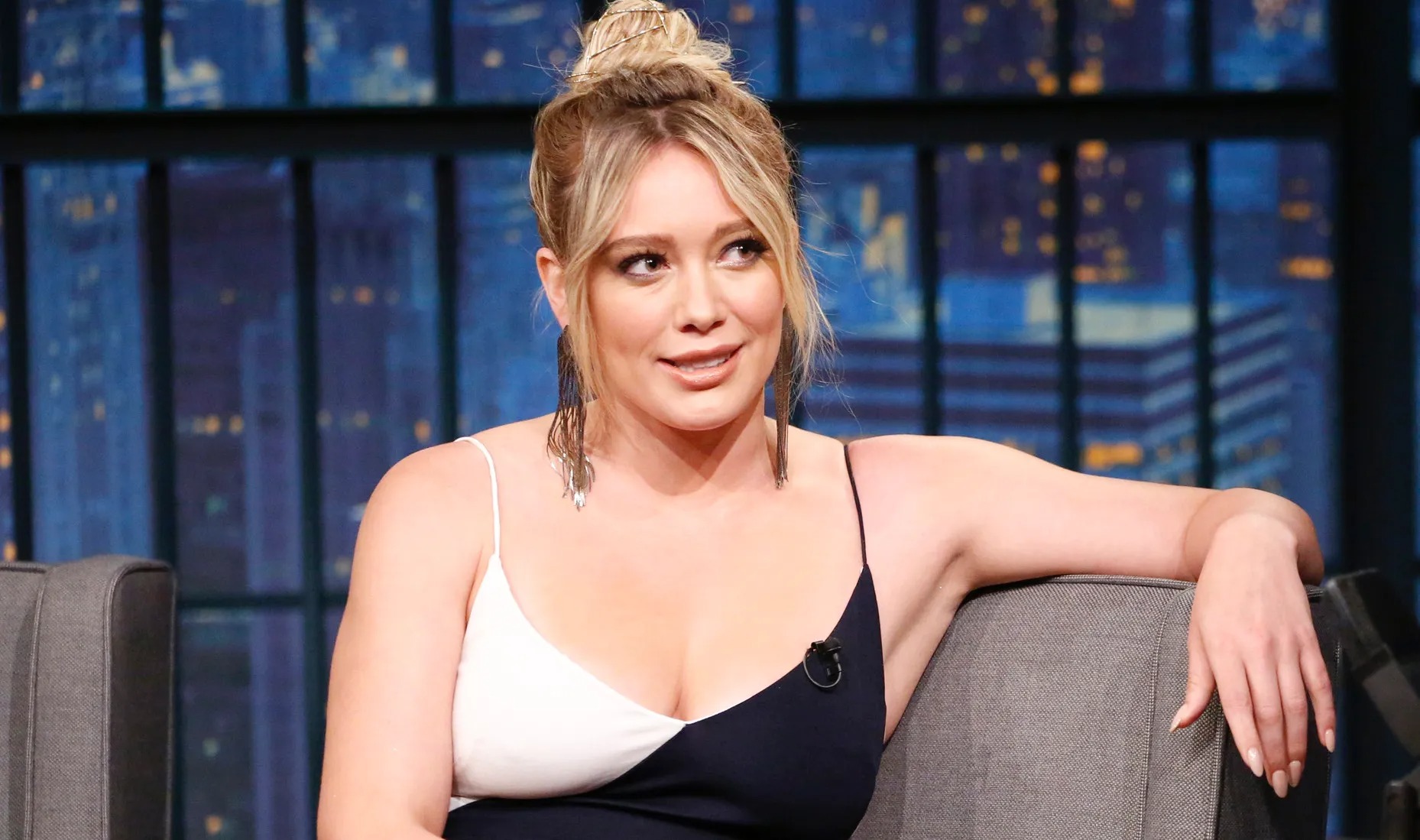 Diễn viên Hilary Duff với kiểu tóc mái thời thượng