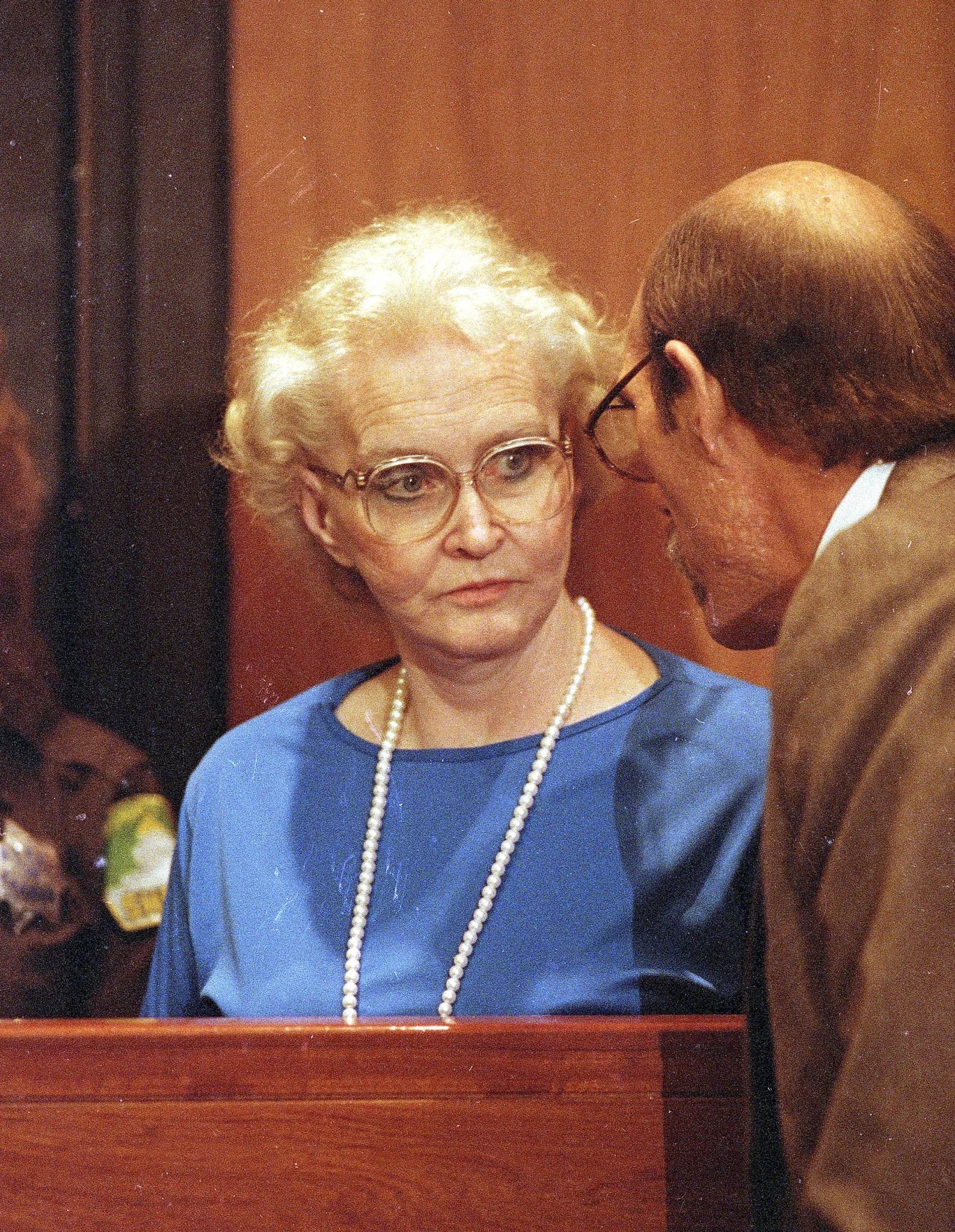 Dorothea Puente đeo kính mắt trên tòa
