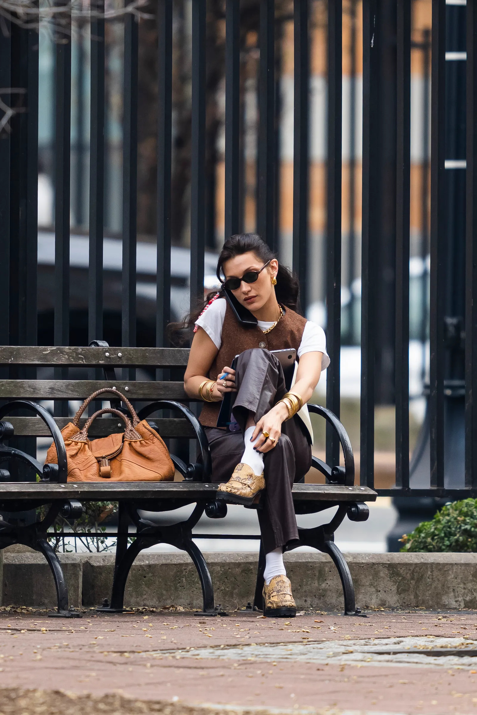 Bella Hadid diện túi Fendi Spy