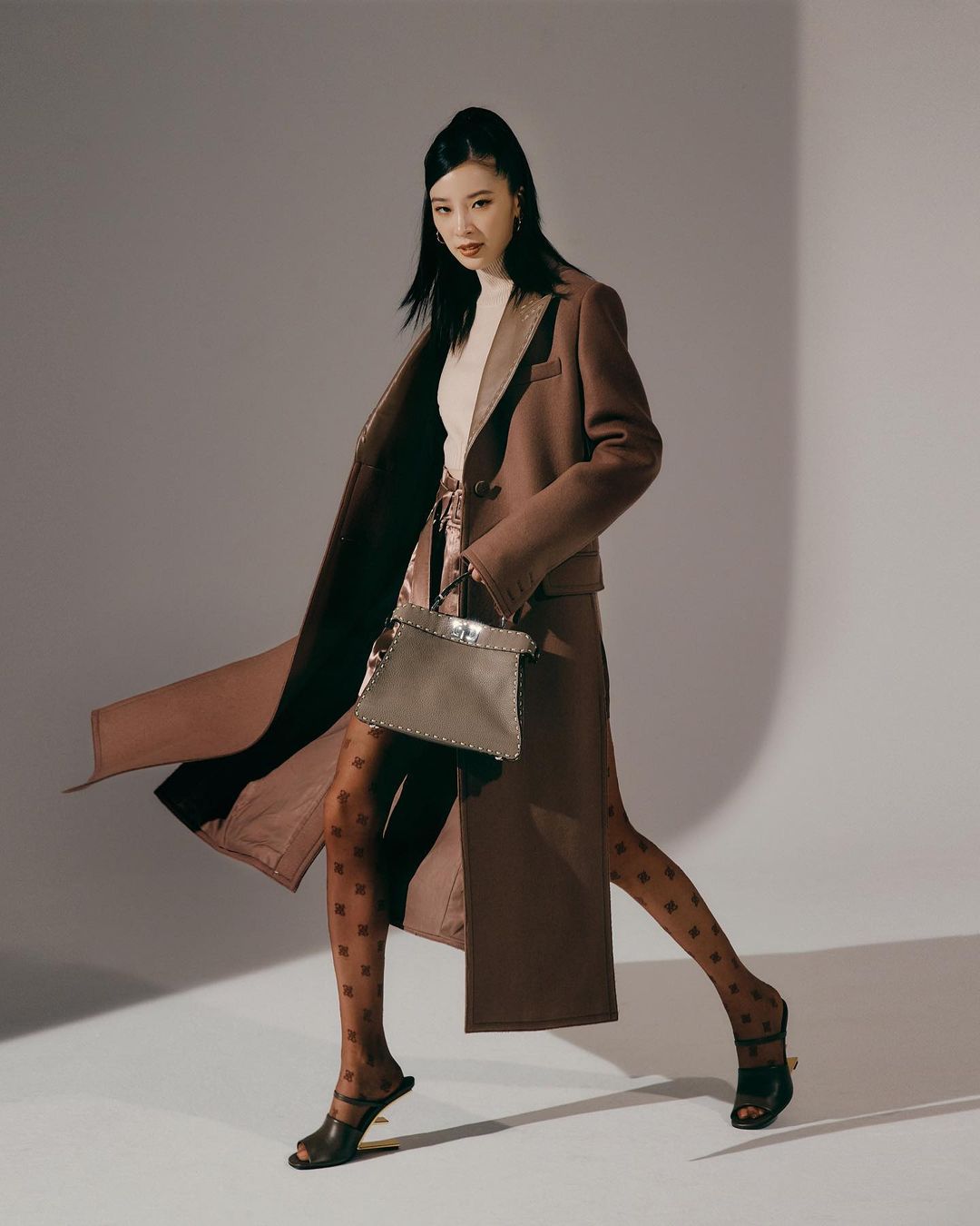 fashionista Irene Kim đeo túi Peekaboo