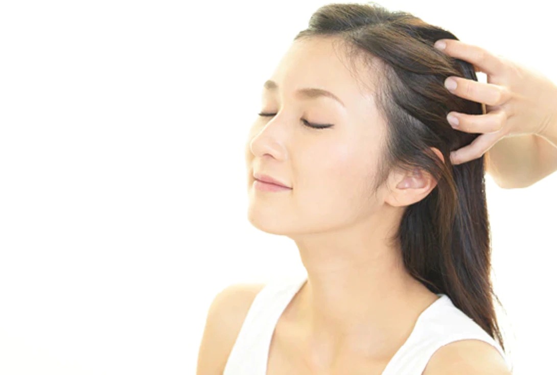 massage da đầu bằng dầu dưỡng