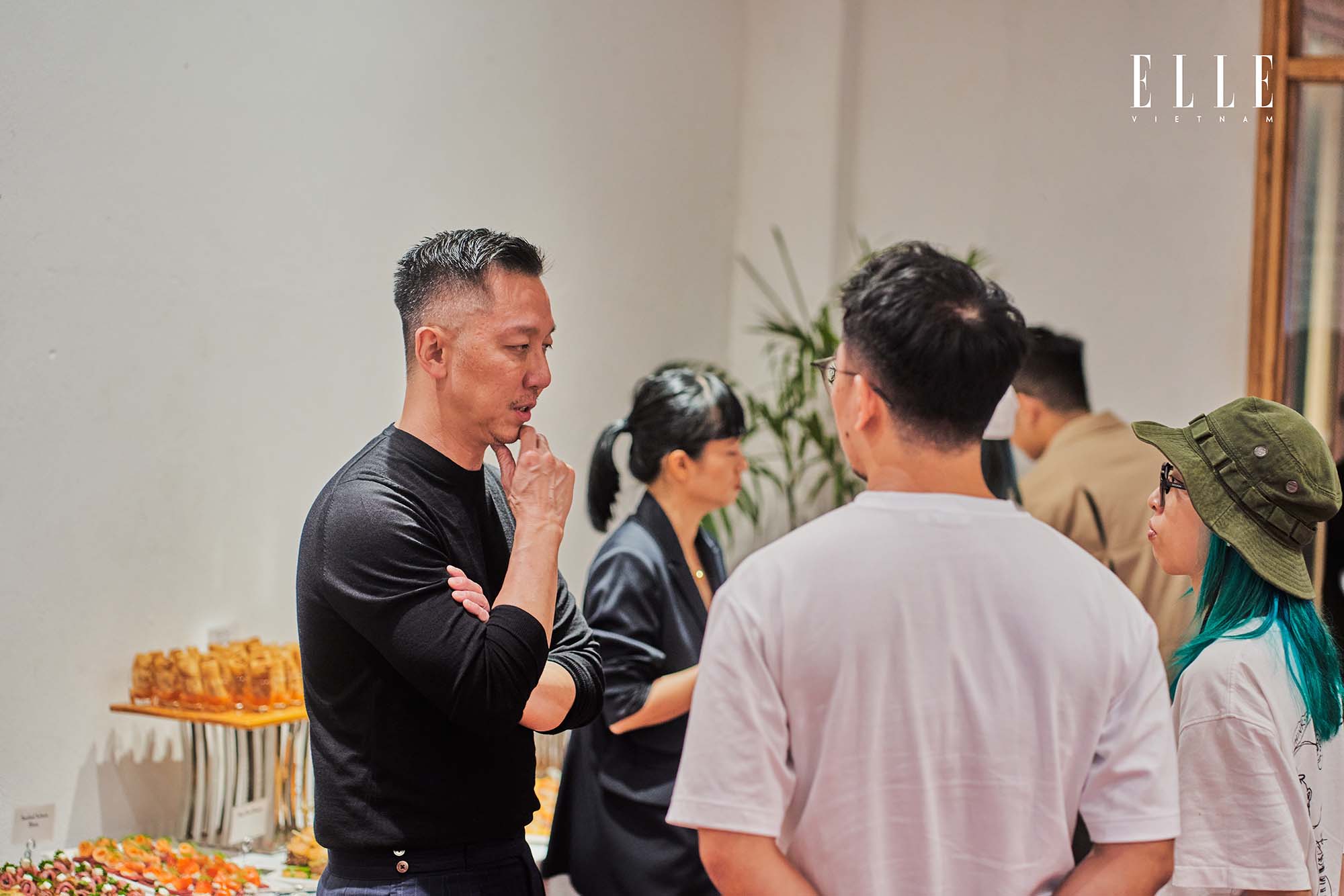 khách tham dự trao đổi với diễn giả