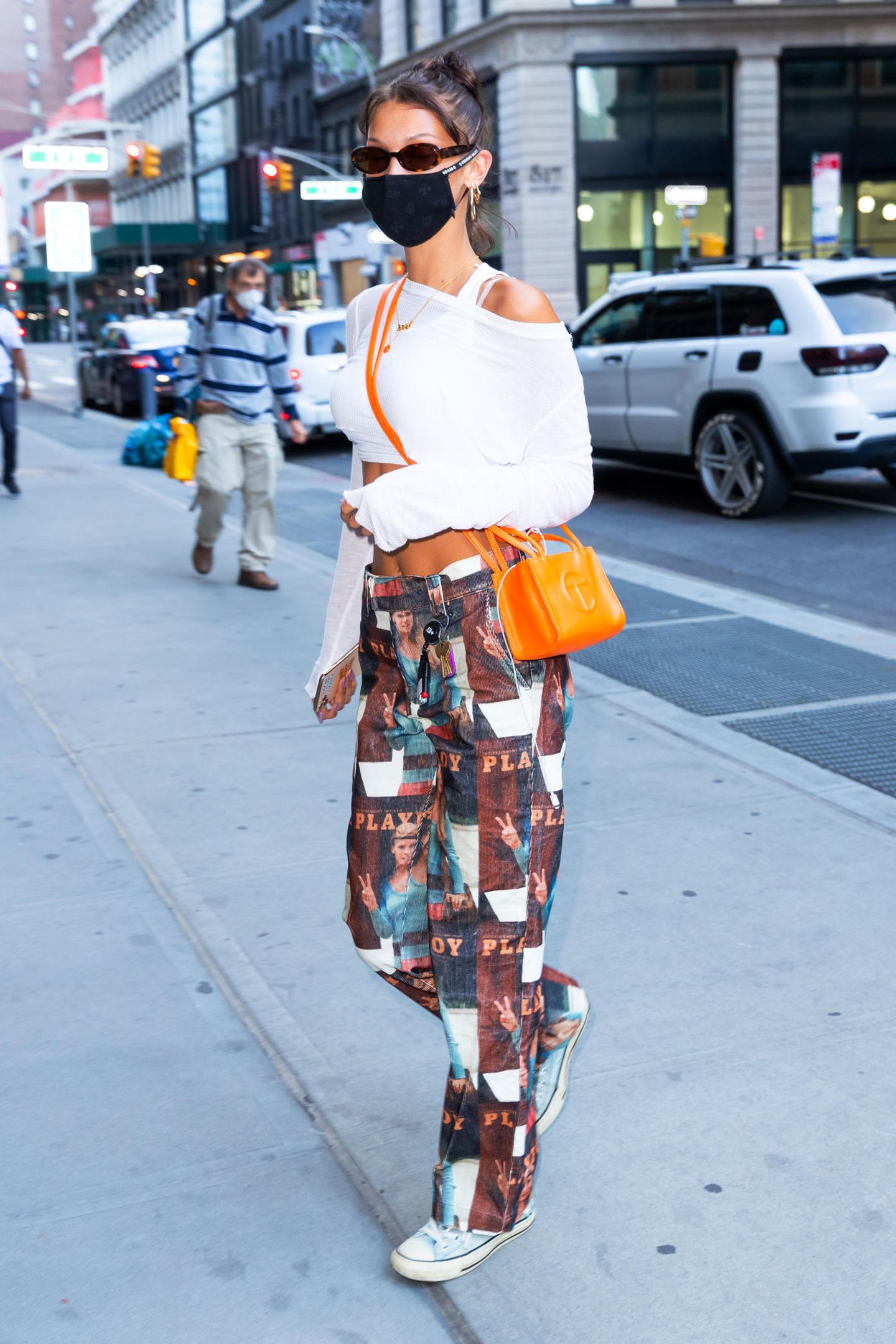 Bella Hadid diện chiếc túi Telfar màu cam trong một chuyến dạo chơi ở New York