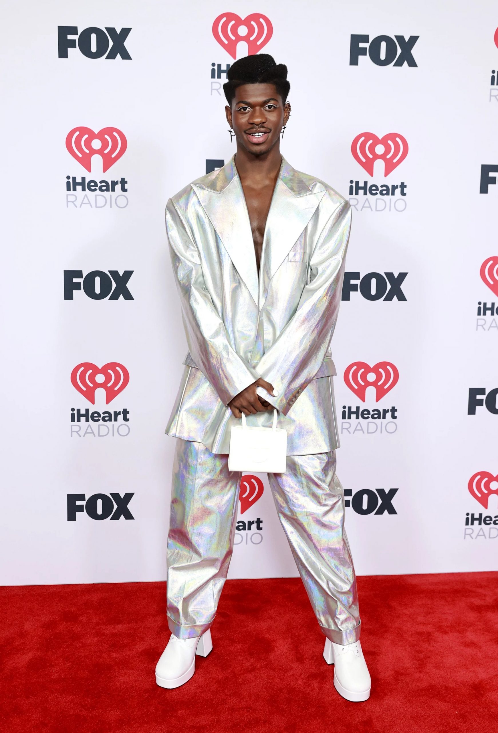 Lil Nas X đã mang chiếc Telfar mini màu trắng của mình đến thảm đỏ Giải thưởng âm nhạc iHeartRadio 2021