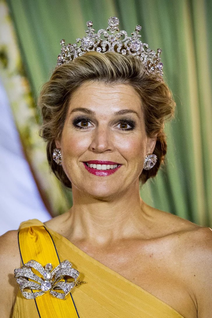 Vương hậu Hà Lan Máxima diện brooch statement