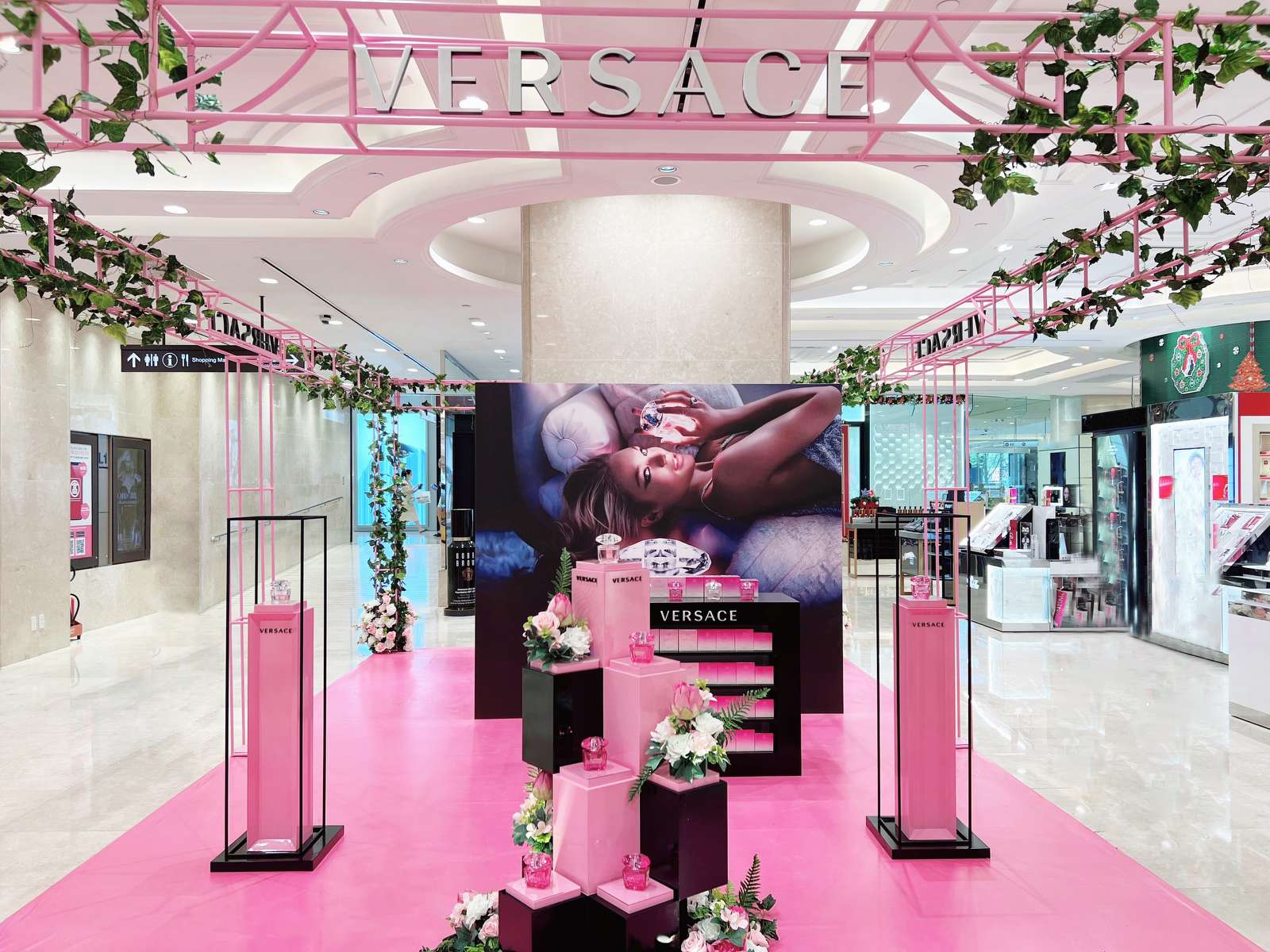 Không gian cửa hàng pop-up giới thiệu nước hoa Versace