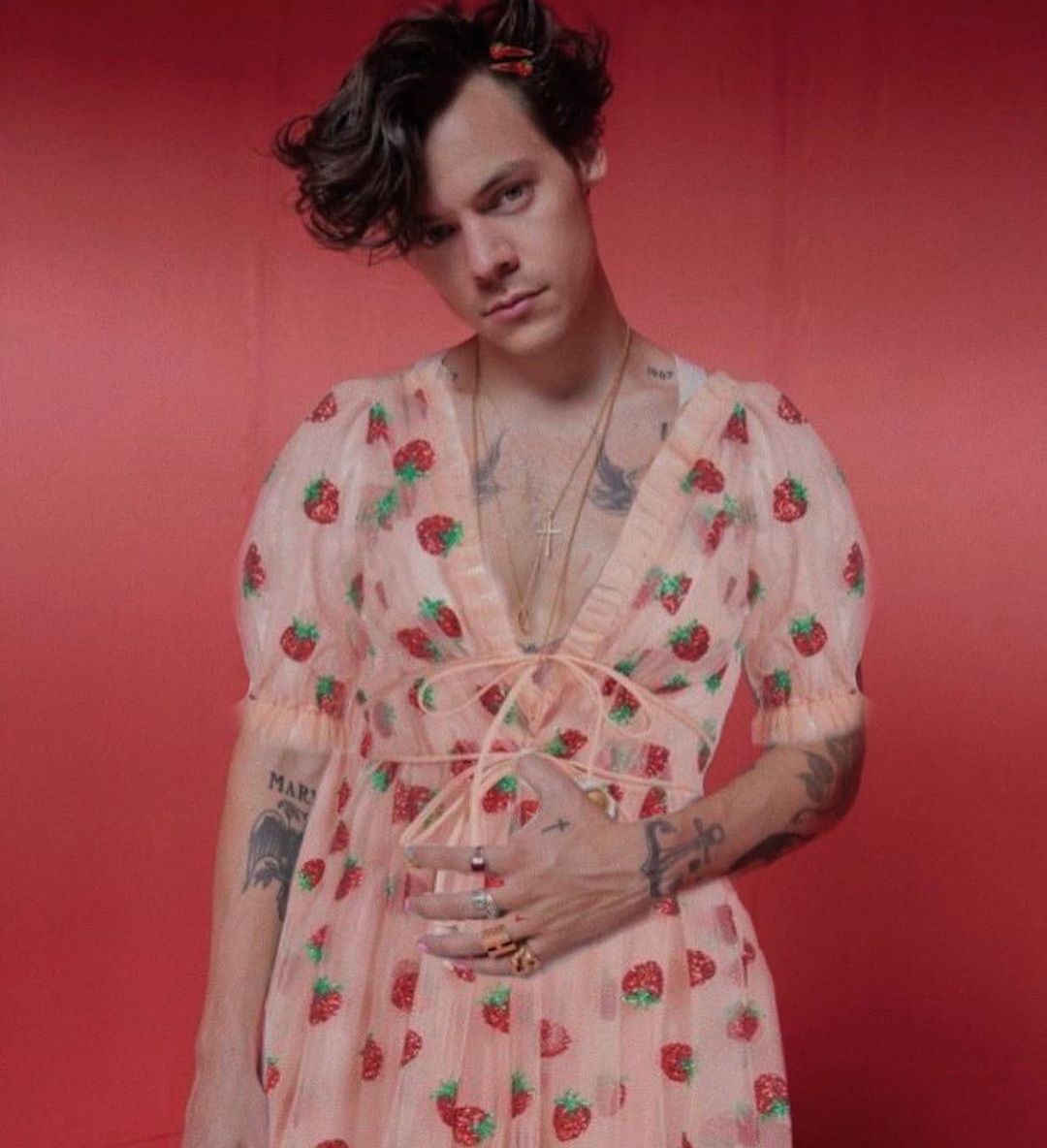 Harry Styles diện strawberry dress