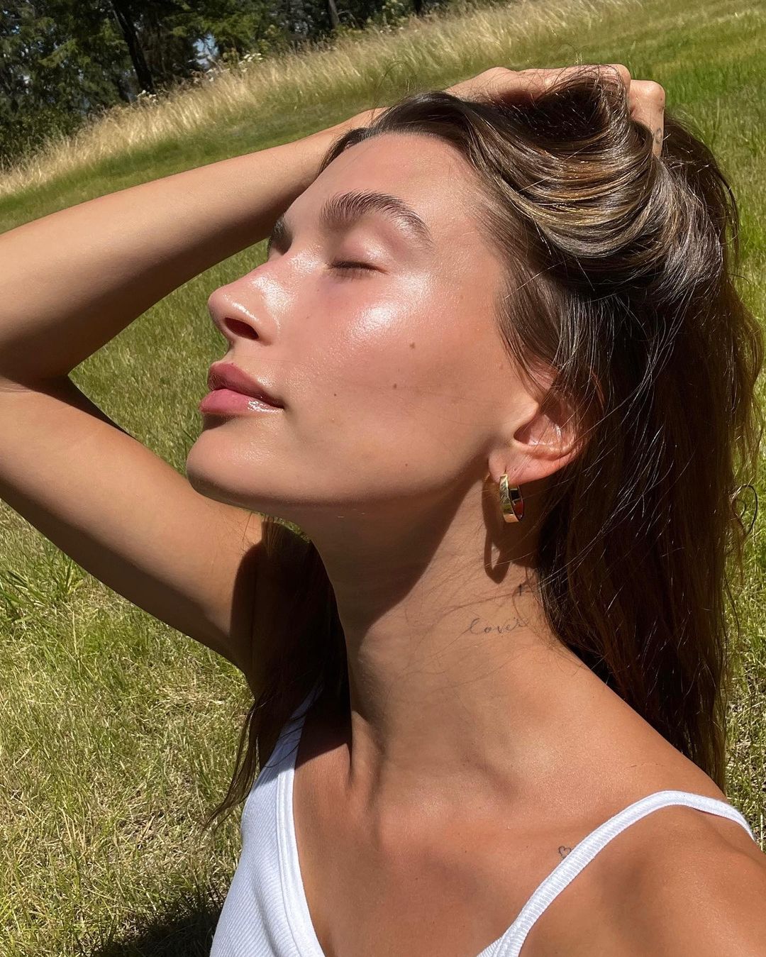 Hailey Bieber: khỏe đẹp nhờ ngủ, nghe nhạc và làm việc vặt