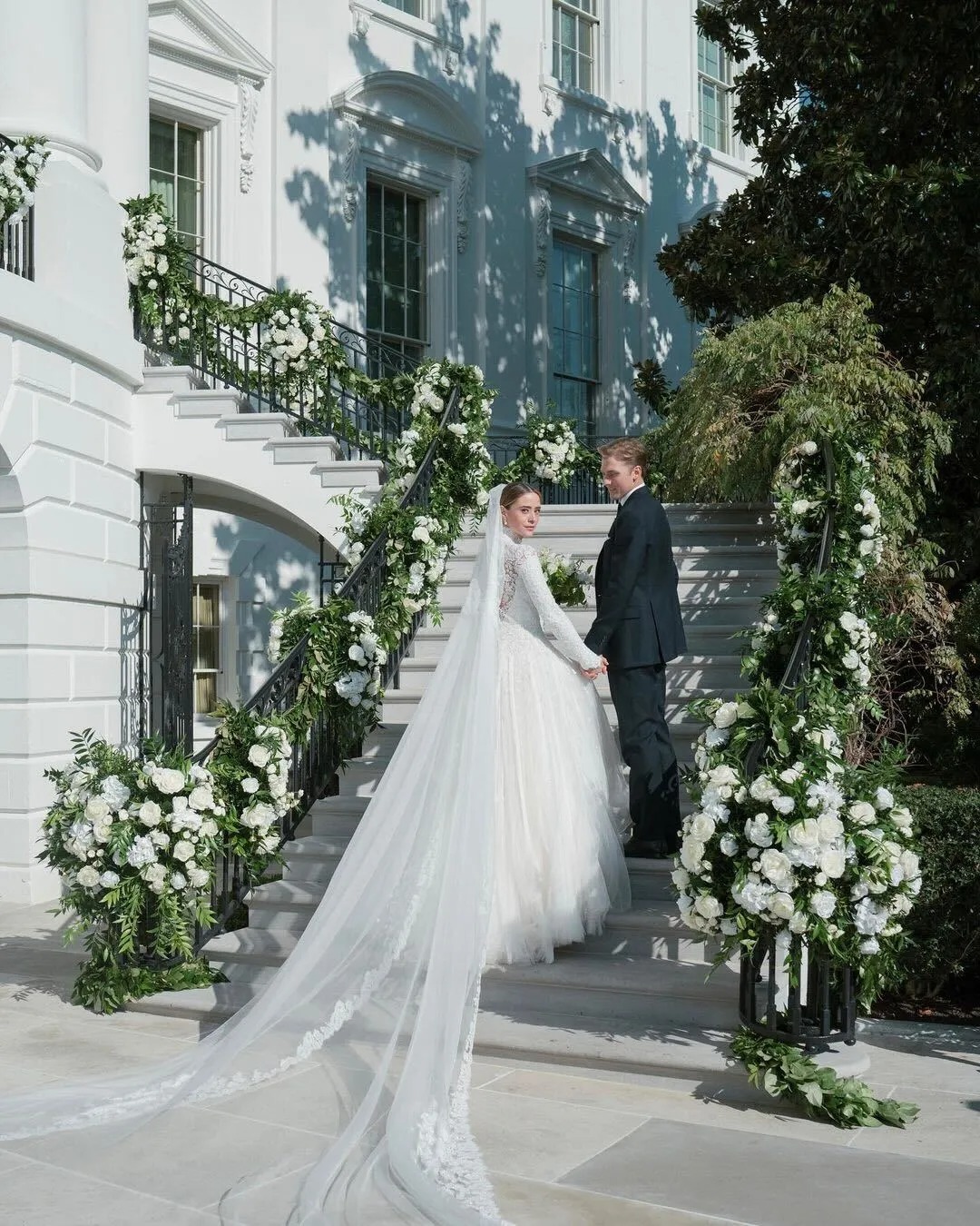 váy cưới Ralph Lauren của cháu nội tổng thống Joe Biden