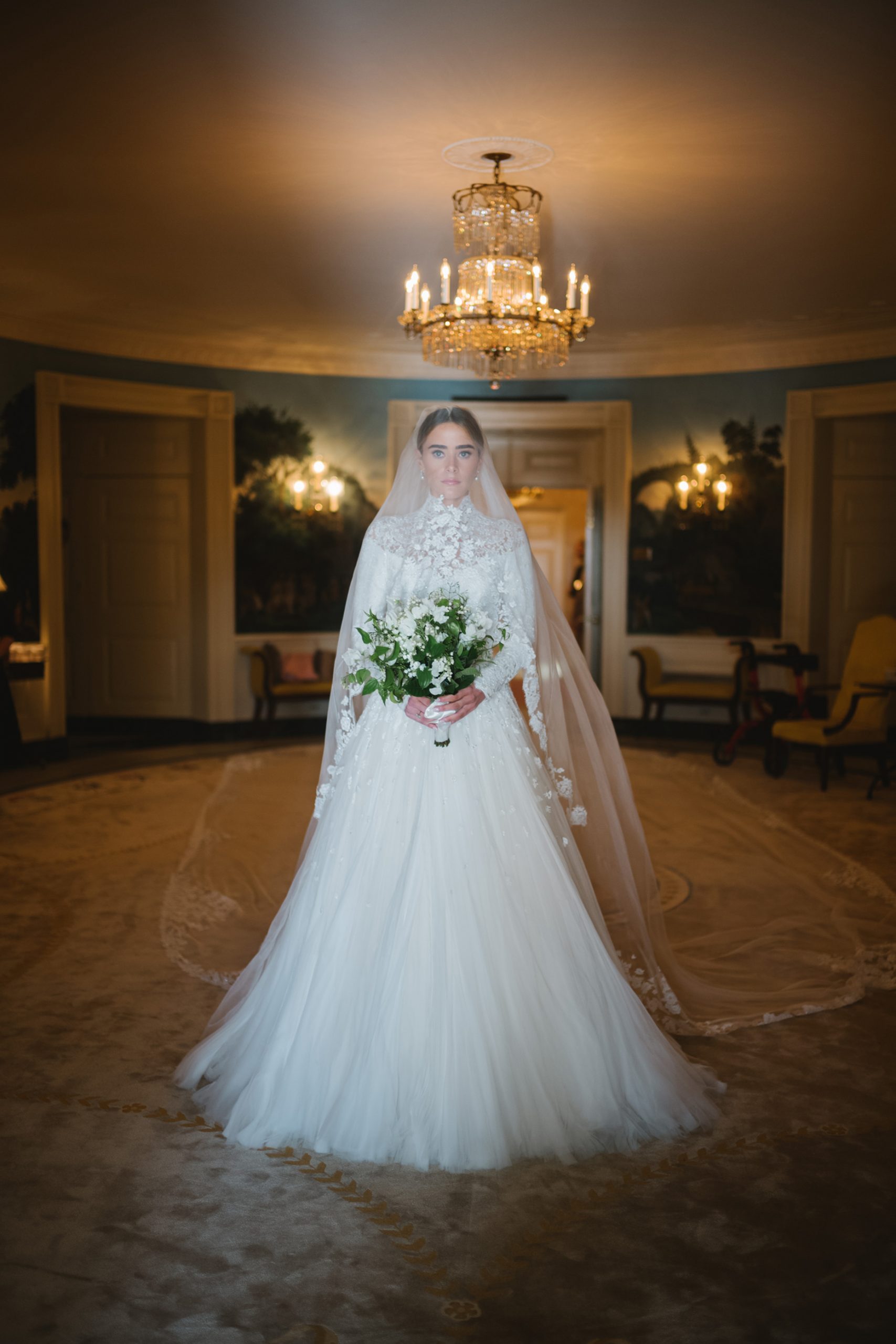 váy cưới Ralph Lauren của cháu gái tổng thống Joe Biden