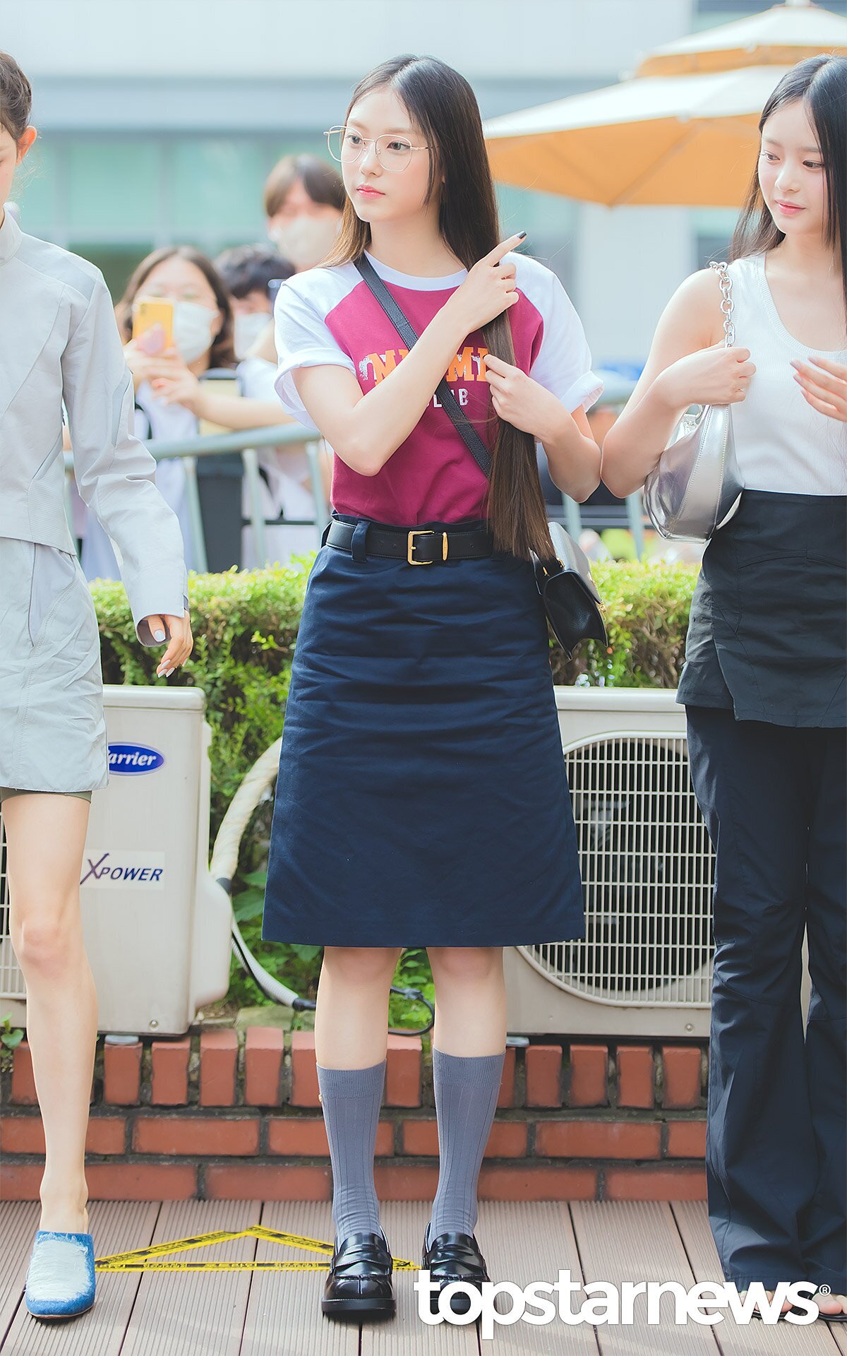 Hyerin mặc chân váy midi trên đường tới Music Bank