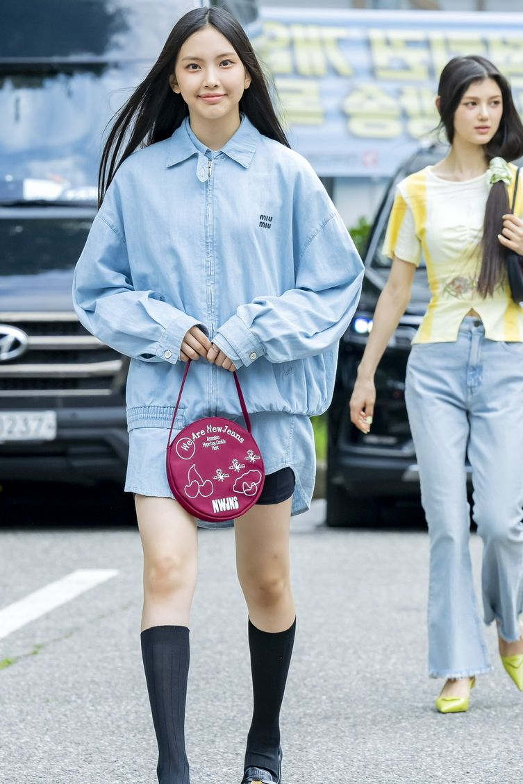 Hyein mặc denim trên đường ghi hình Music Bank