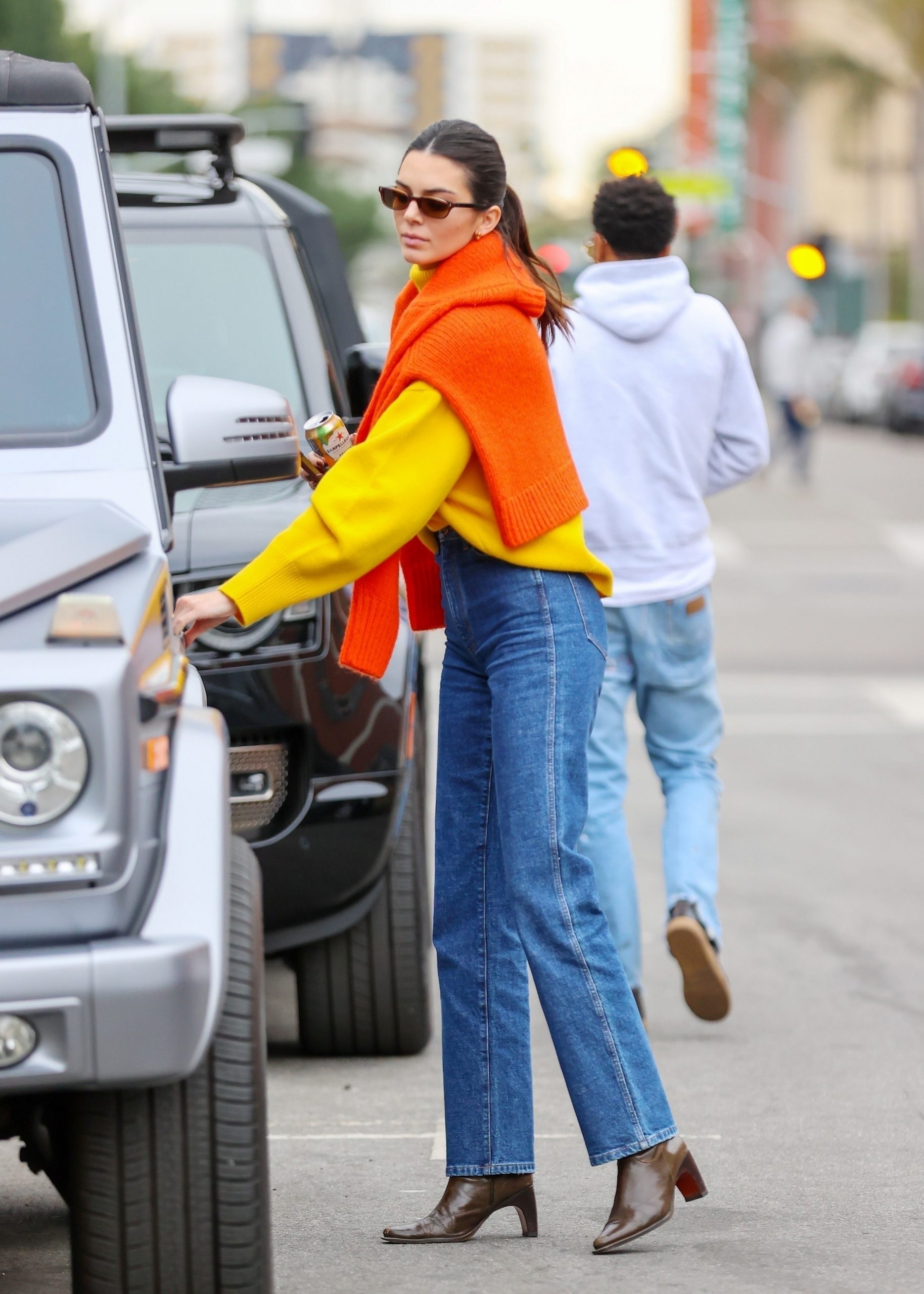 kendall jenner diện áo sweater khoác vai