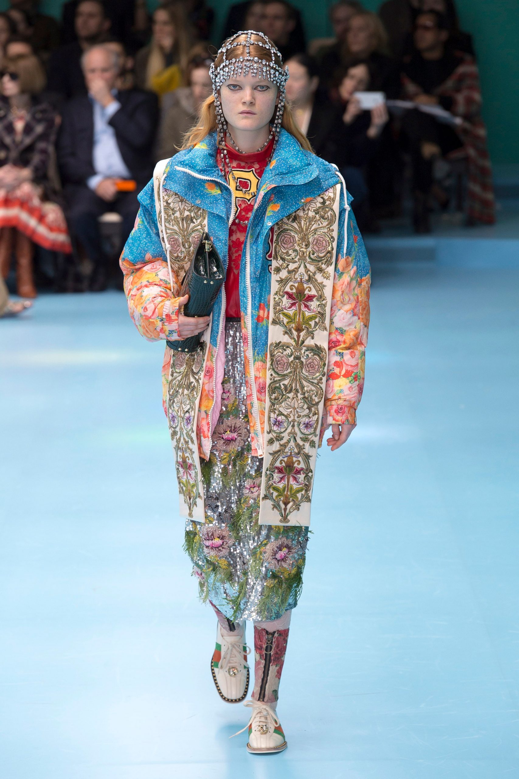 vẻ đẹp lạ lùng trong show diễn gucci dưới tay Alessandro Michele