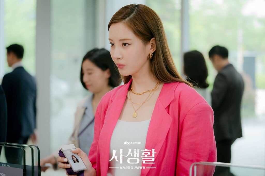 Seohuyn diện vest hồng Trong phim