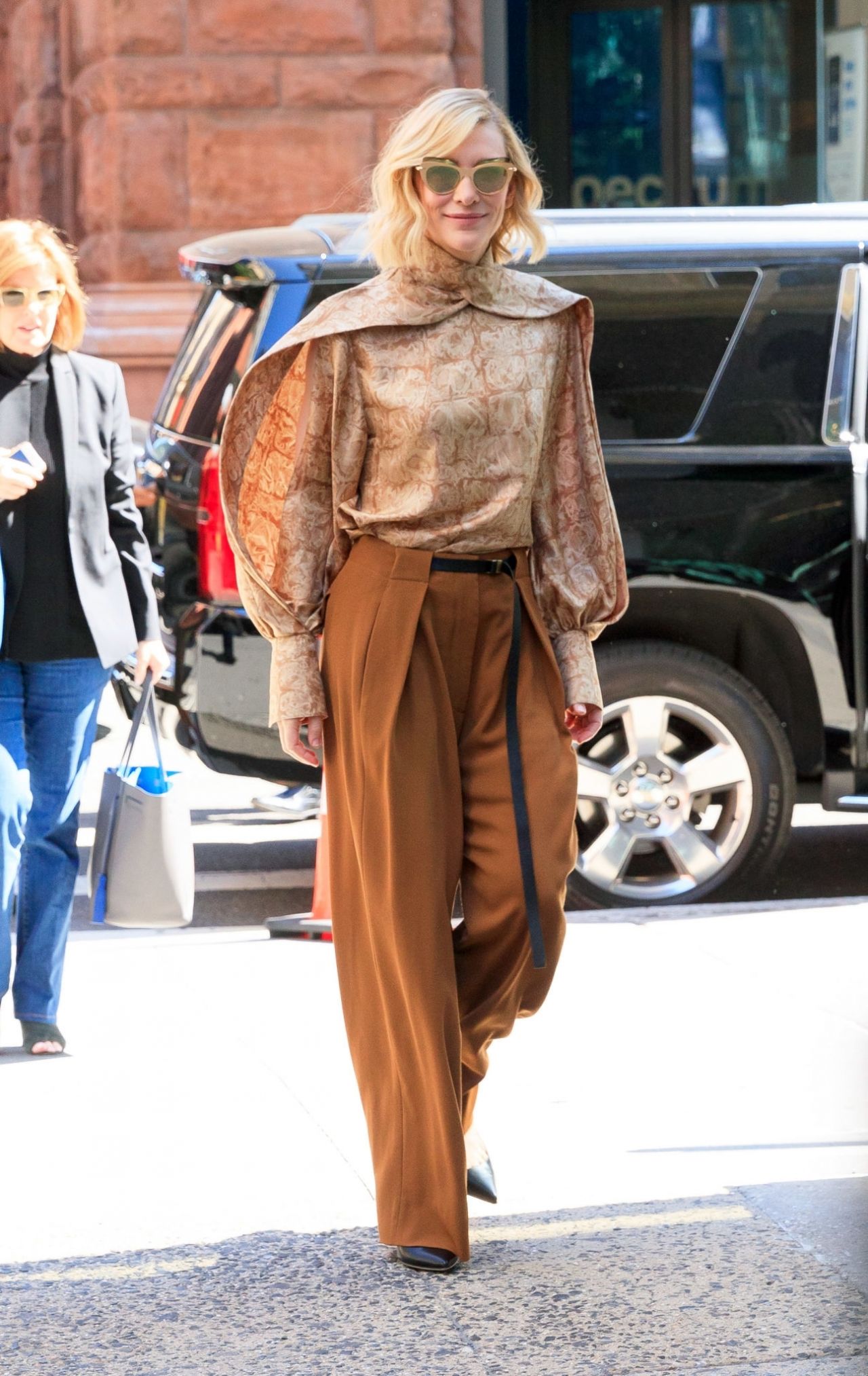 Cate Blanchett diện thời trang menswear