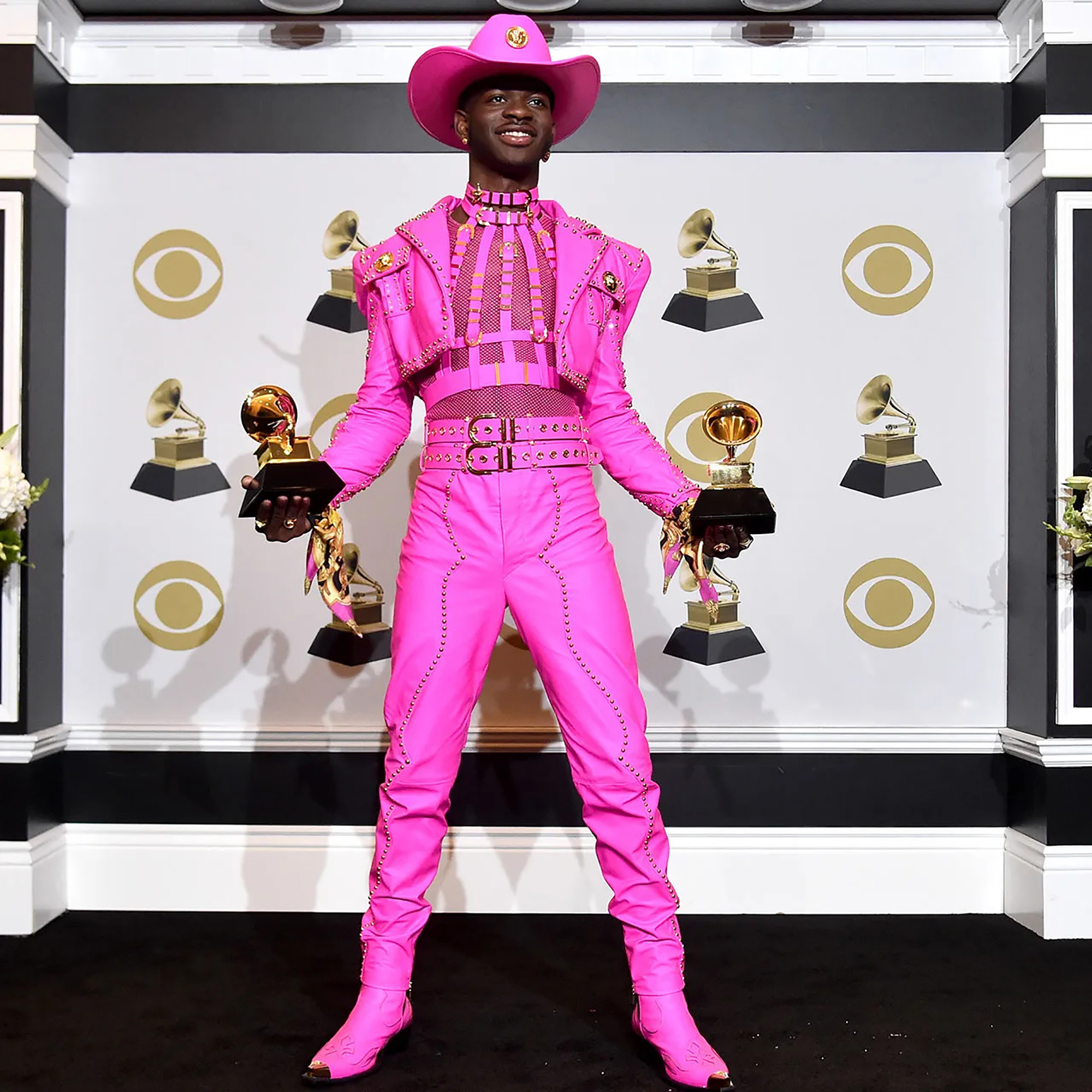 Lil nas X mặc trang phục pink fuschia tự hào và táo bạo