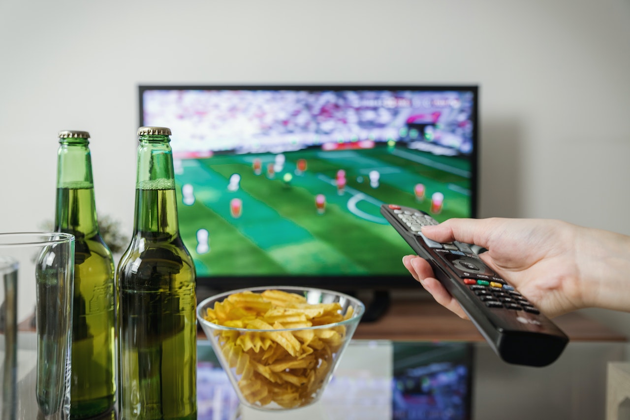 Hạn chế rượu bia và đồ ăn vặt khi thức khuya xem world cup