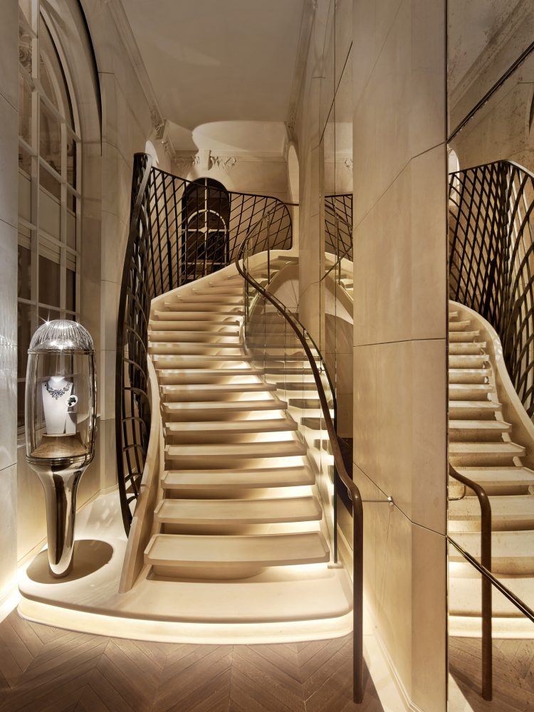 Cầu thang bên trong cửa hàng trang sức Les Salons Vendôme