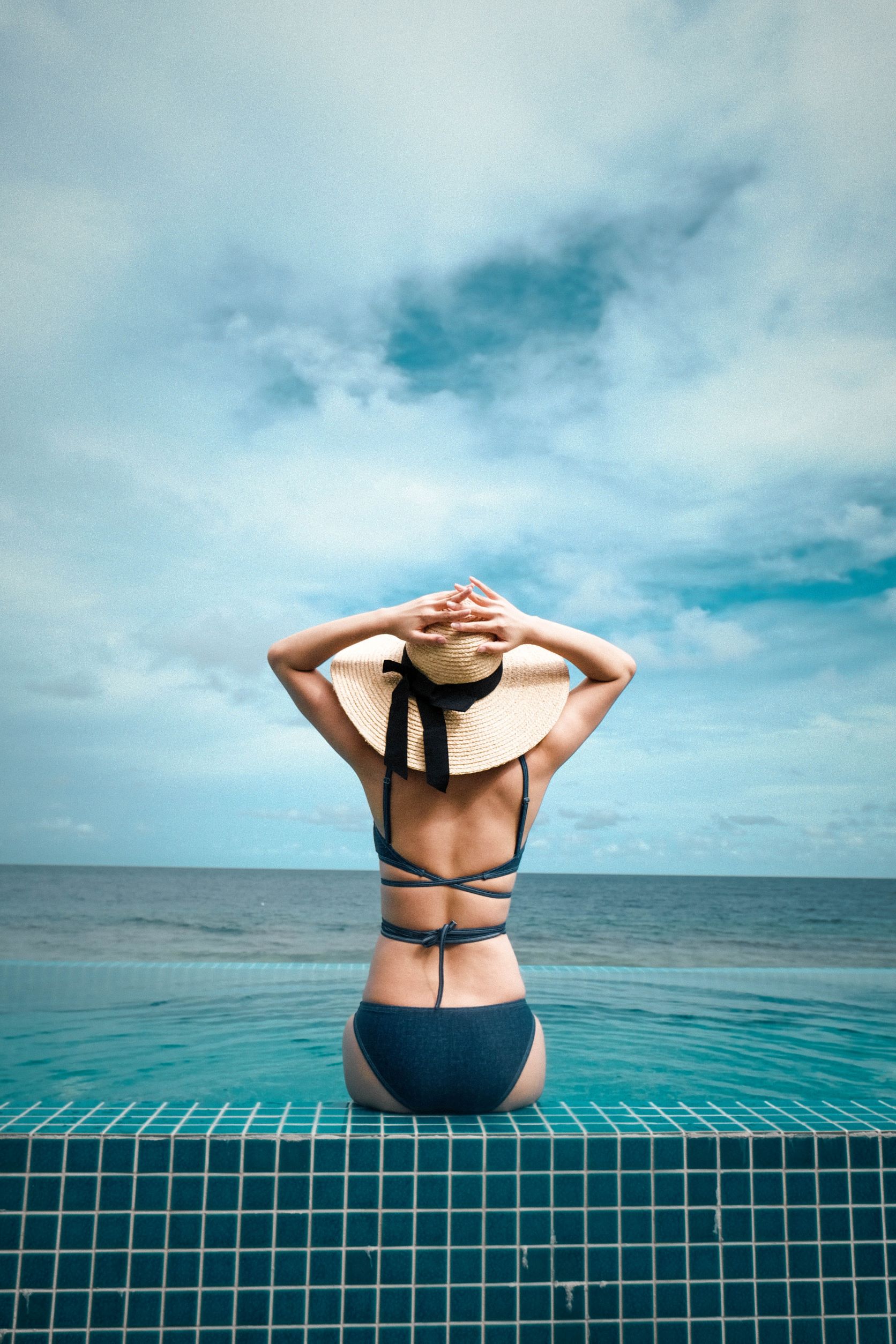 bikini và lưng trần đi biển