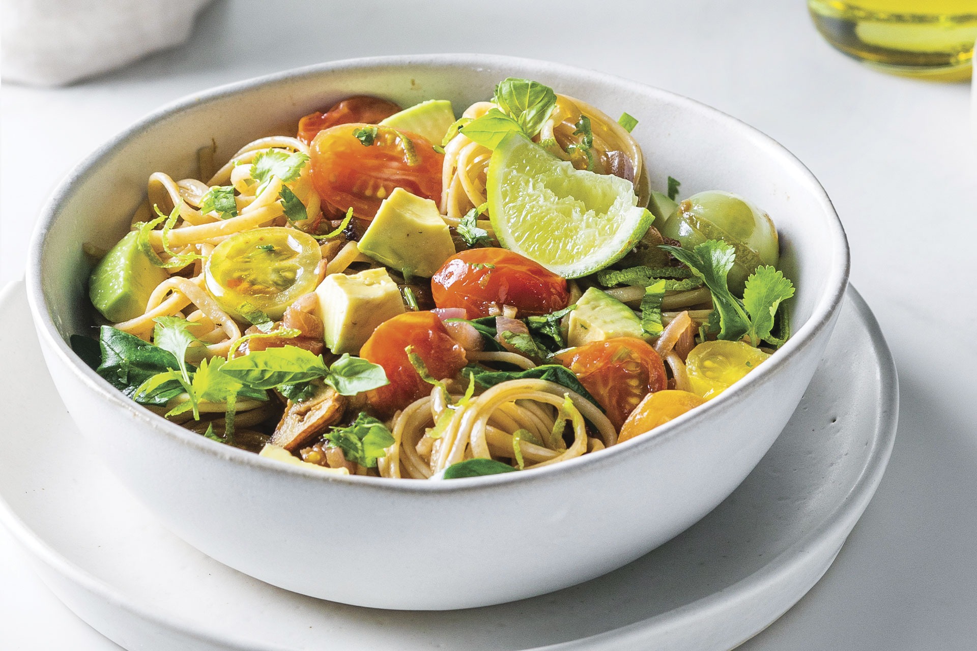 Linguine với bơ, cà chua và chanh