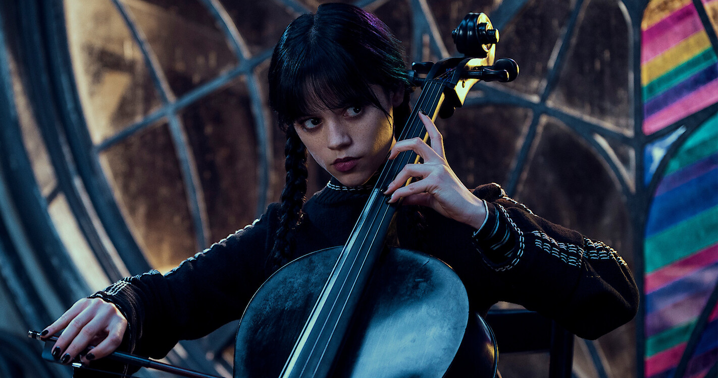 Jenna Ortega chơi cello