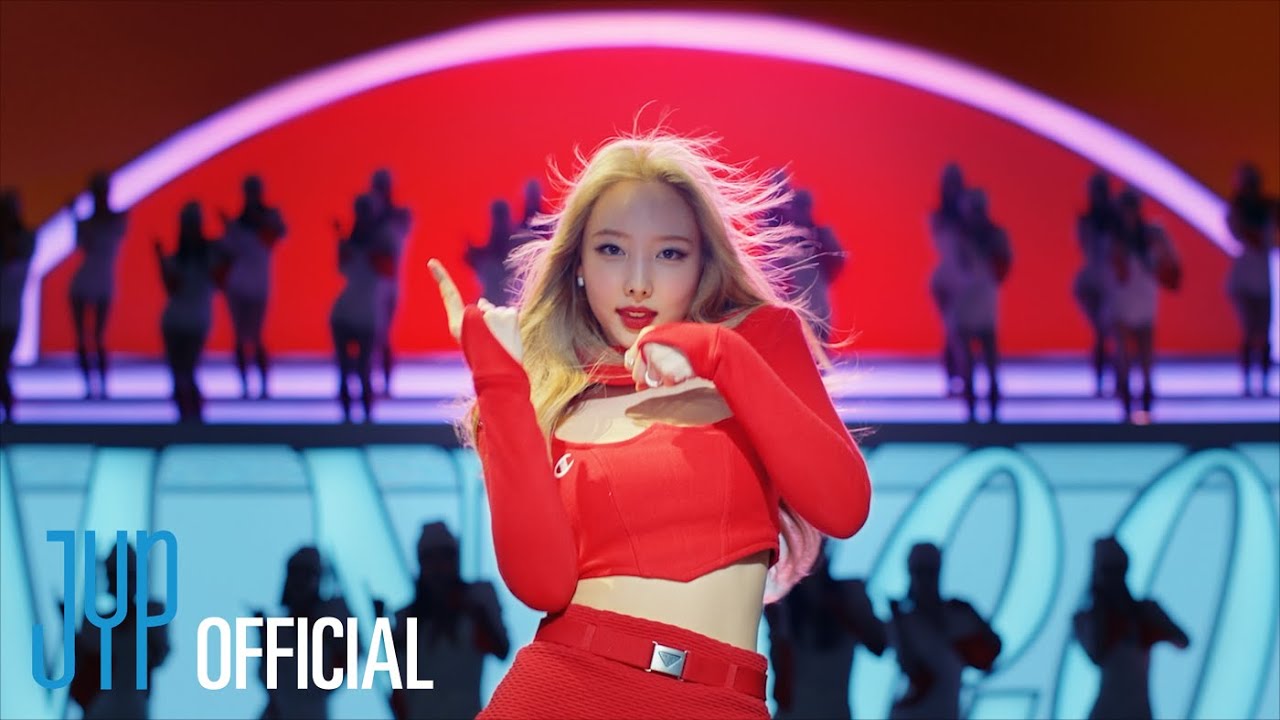 Nayeon trong trang phục đỏ MV POP!