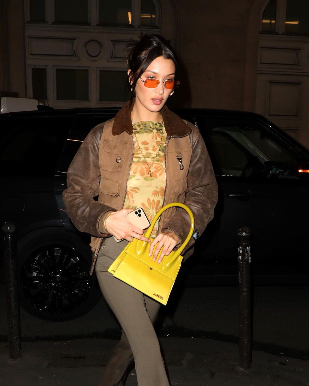 Bella Hadid diện áo khoác shearling