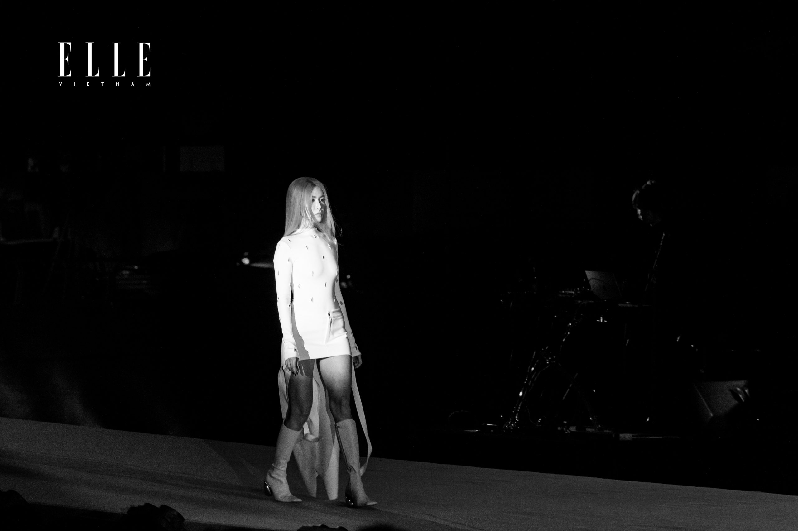 Minh Tú catwalk ngược ở ELLE Fashion Show