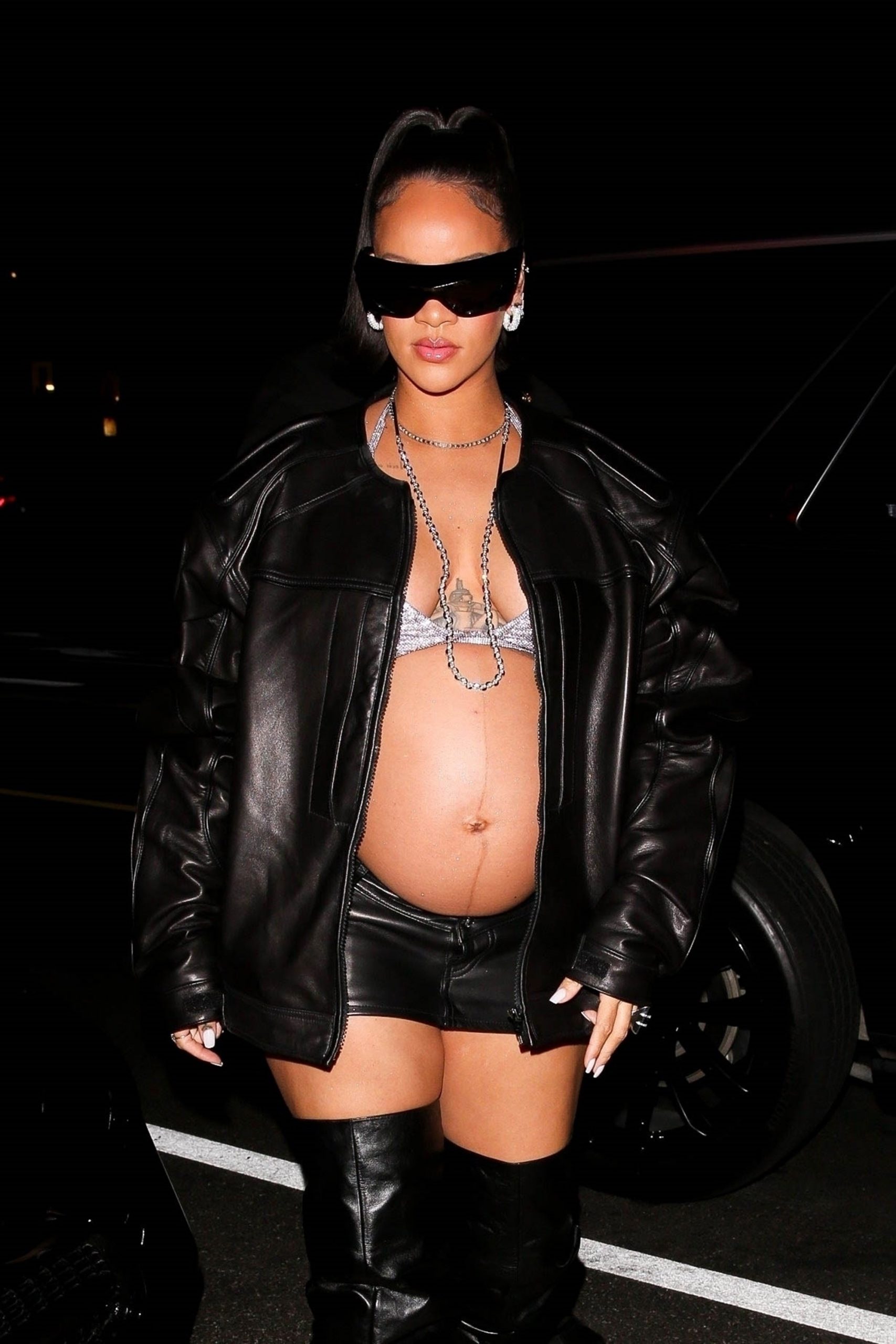 Rihanna và mốt nội y ánh kim