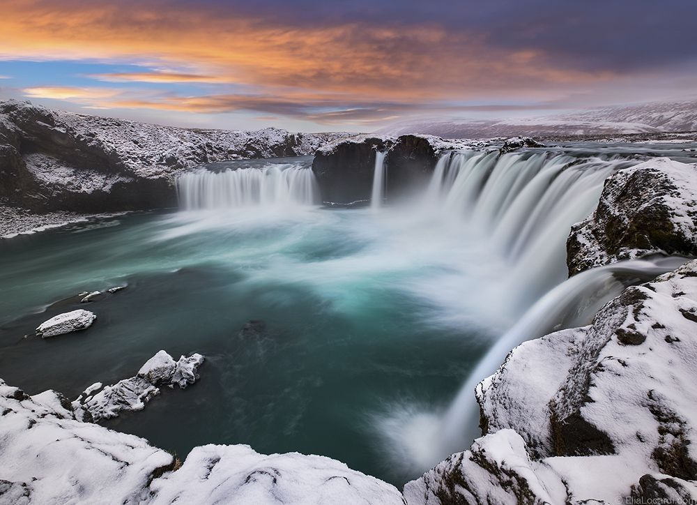 Du lịch mùa đông A beautiful sunrise at Godafoss Waterfall as the first snow falls in Northern Iceland