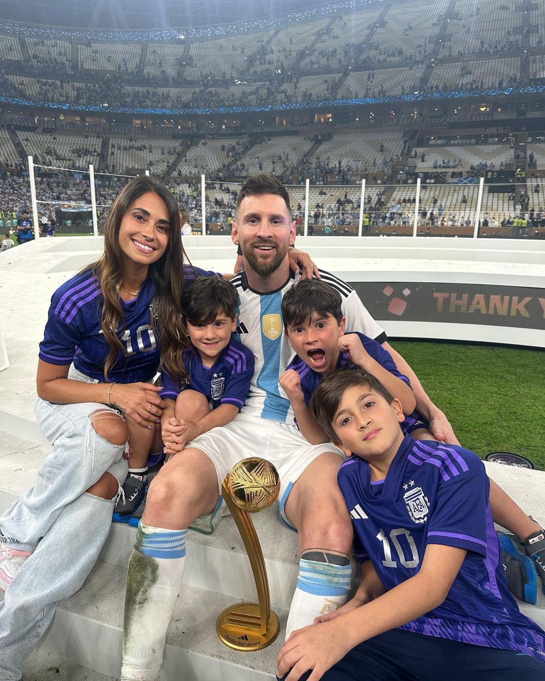 Lionel Messi và vợ Antonella Roccuzzo ăn mừng chiến thắng