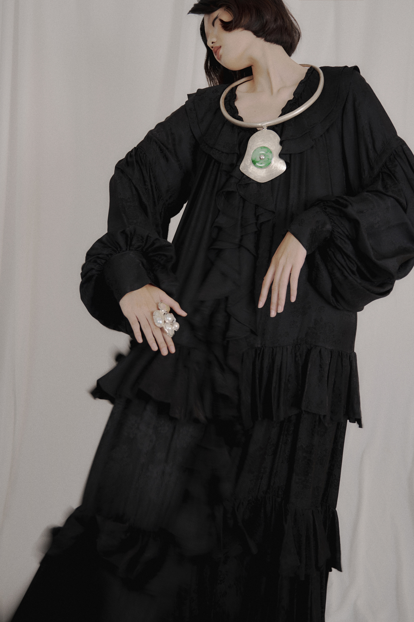 váy đen BST Quiet Luxury 2023 từ thương hiệu của doanh nhân Chu Thị Hồng Anh