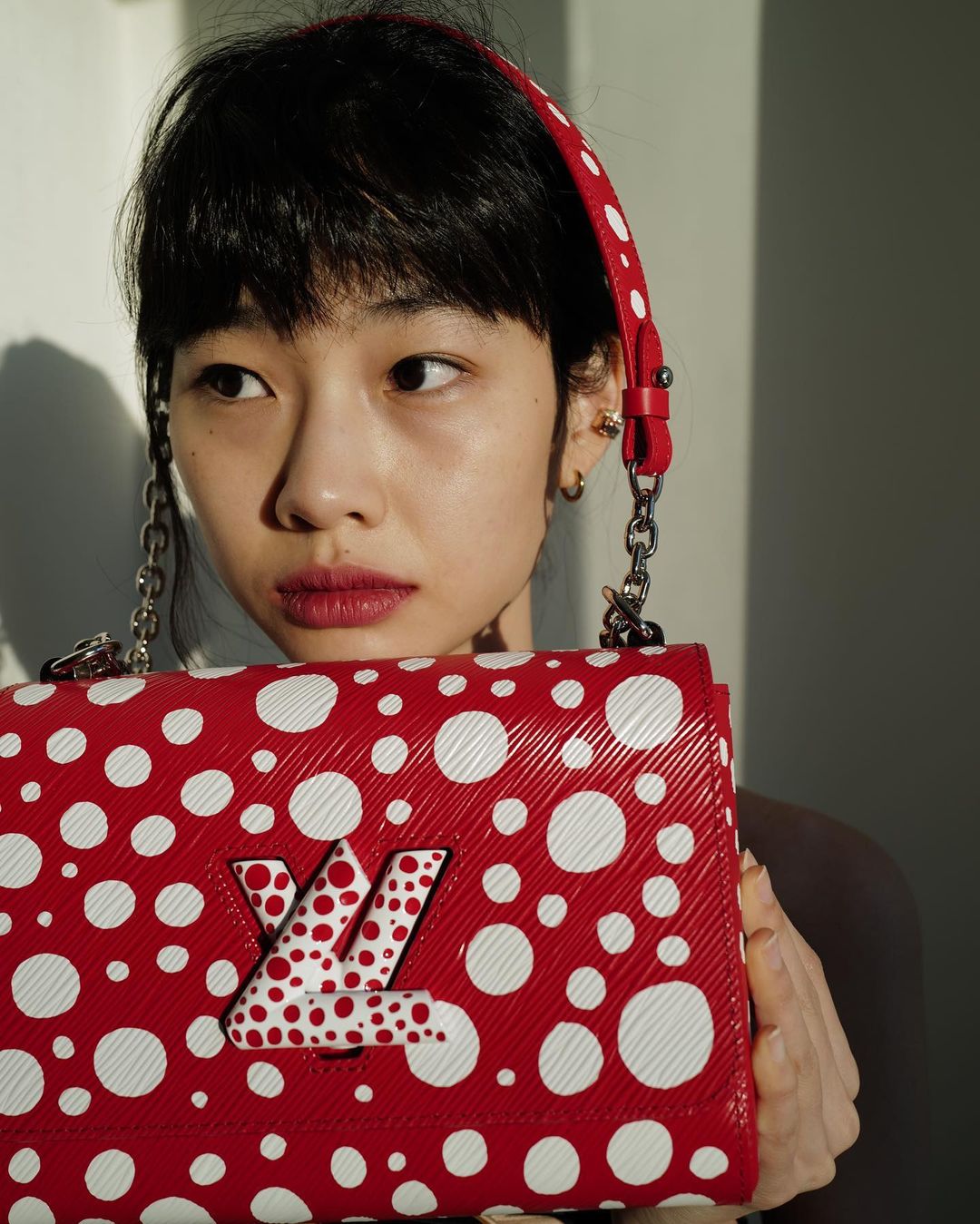 Jung Hoyeon đeo túi LV Twist Yayoi Kusama