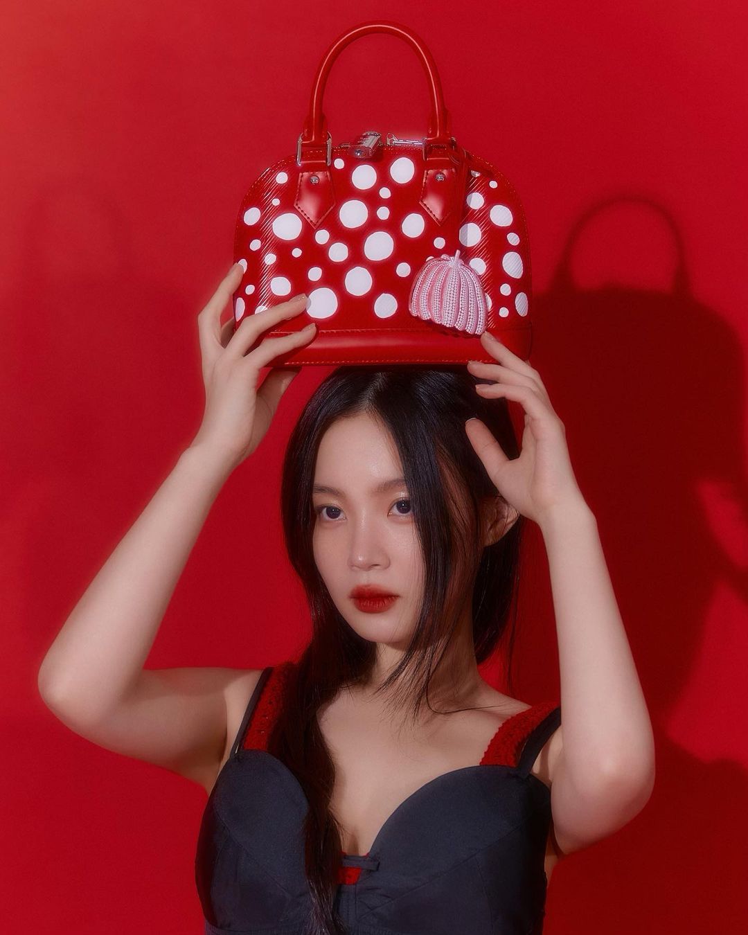 Lee Hi đeo túi chấm bi Louis Vuitton