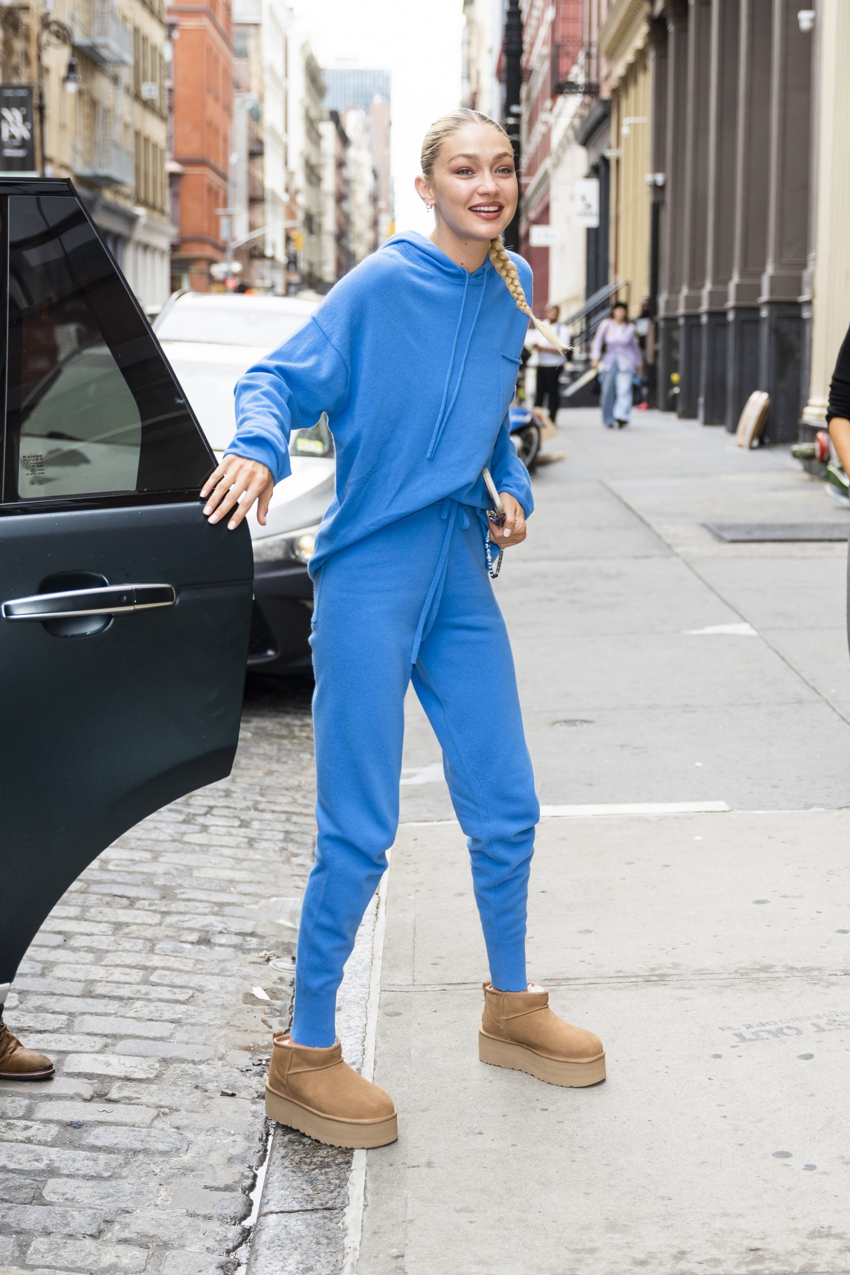 Gigi Hadid diện xu hướng boot lông cừu UGG