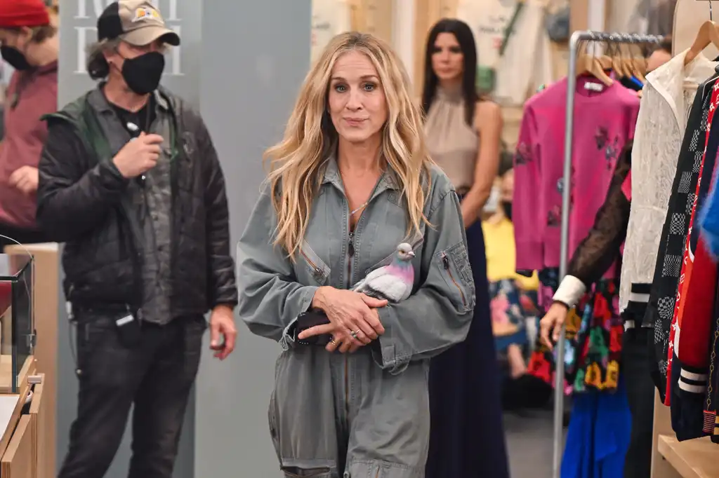 Sarah Jessica Parker x Túi cầm tay bồ câu JW Anderson Fall Winter 2022