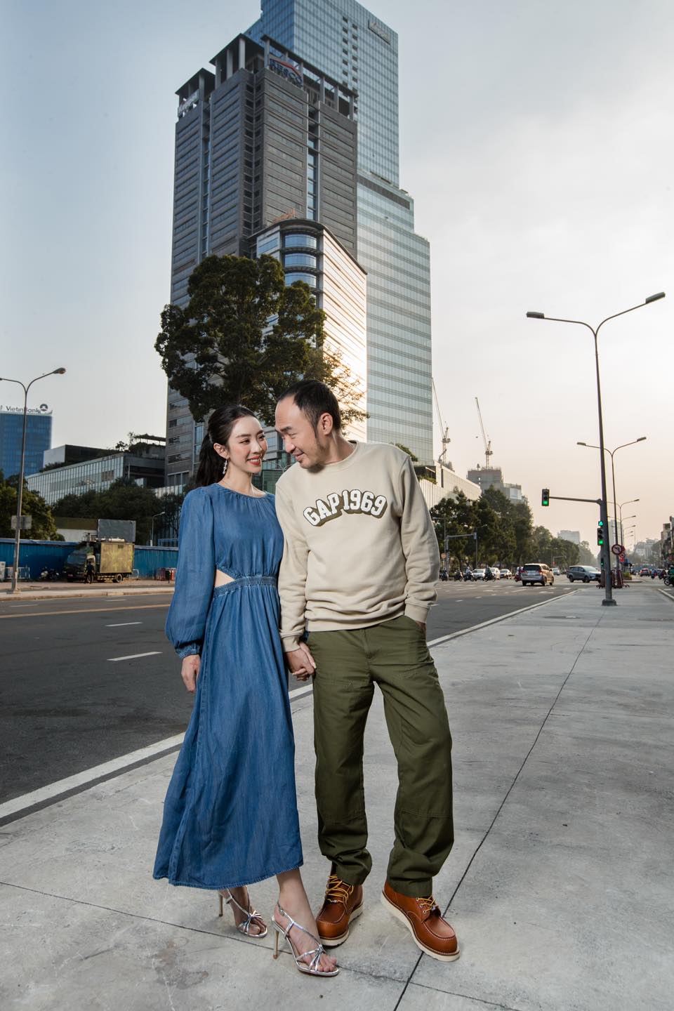 vợ chồng Thu Trang Tiến Luật khoe hạnh phúc trong bộ ảnh cuối năm