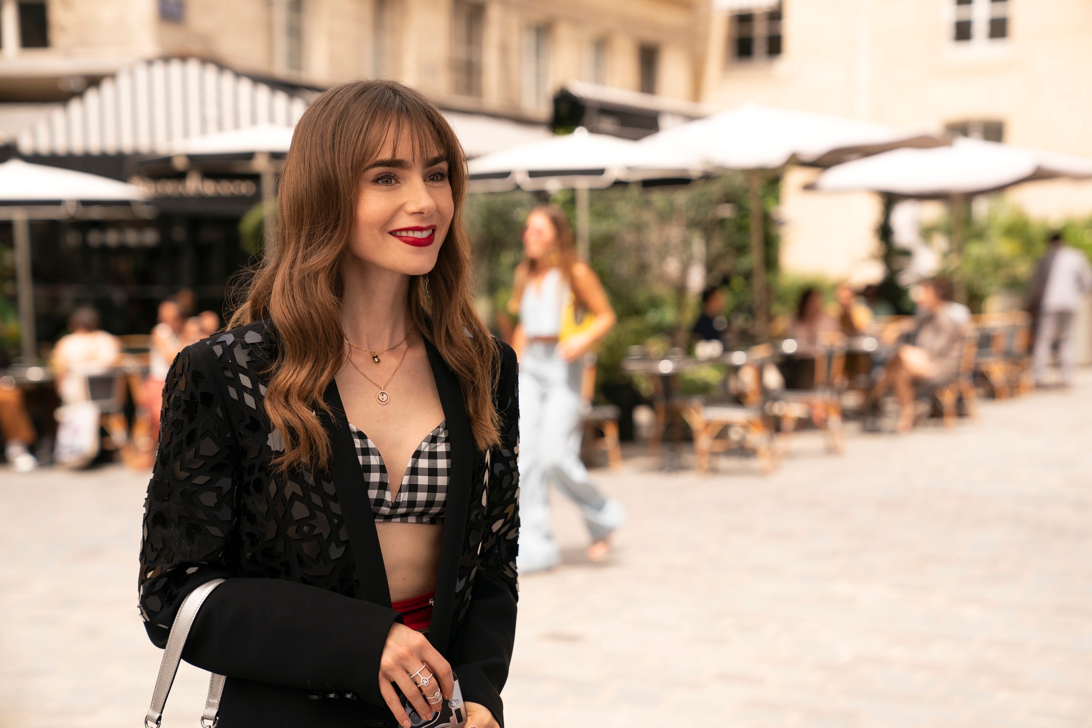 trang điểm emily in paris 3 với đôi môi đỏ đậm