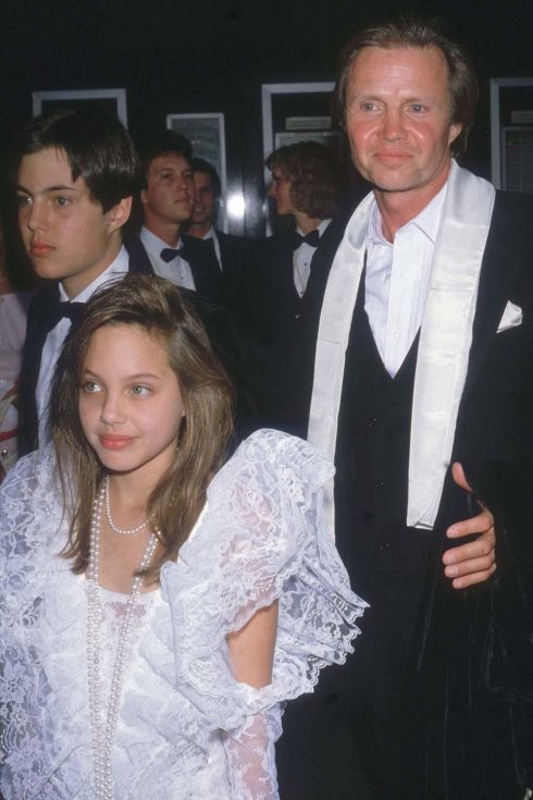 Lần đầu xuất hiện trên thảm đỏ cùng bố tại Lễ trao giải Oscar năm 1986, khi ấy Angelina Jolie mới 11 tuổi. (Ảnh: Getty Images)