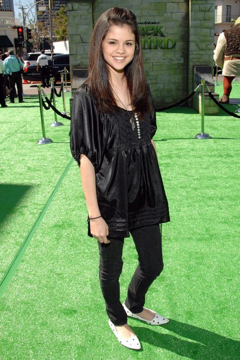 Selena Gomez thoải mái tạo dáng trên thảm đỏ khi mới 15 tuổi, trong buổi ra mắt phim Shrek the Third năm 2007 (Ảnh: Getty Images)