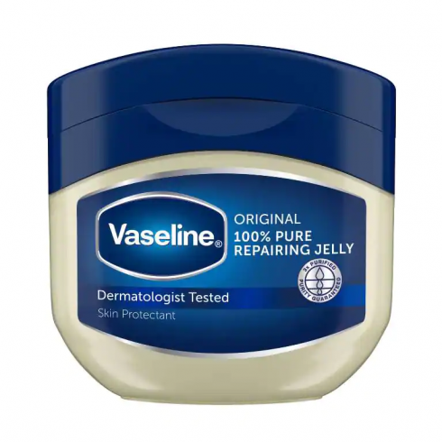 Sáp Dưỡng Ẩm Vaseline Repairing Jelly được Jisoo sử dụng hàng ngày để tẩy tế bào chết cho môi. 
