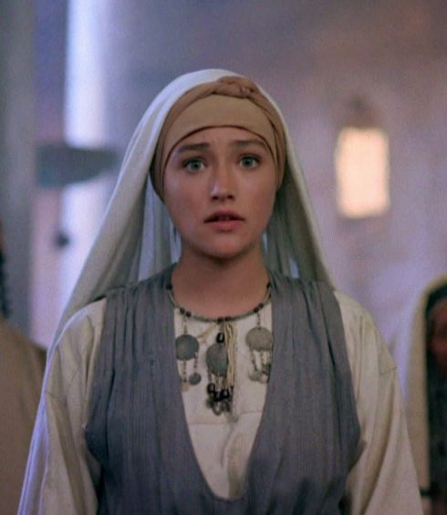 Olivia trong phim Jesus of Nazareth (1977). Ảnh: Phim Jesus of Nazareth (1977). 