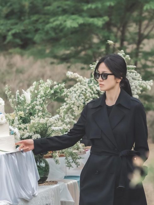 Vai diễn của Song Hye Kyo gắn liền với những chiếc áo trench coat. (Ảnh: Netflix)