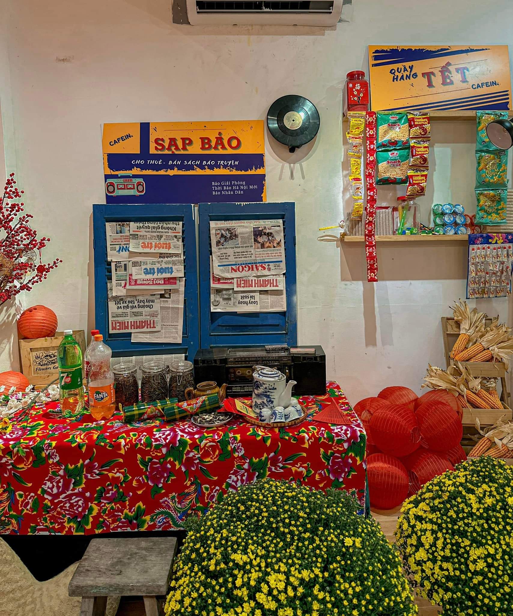 Quán cà phê trang trí tết Cafein