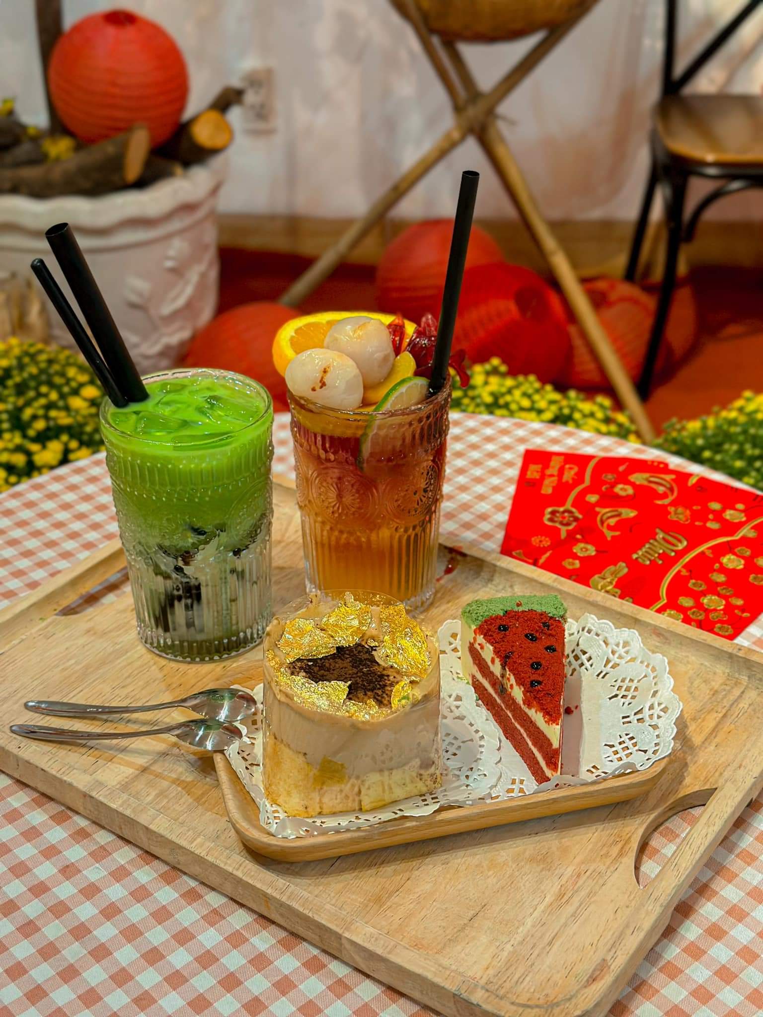 Quán cà phê trang trí tết Cafein