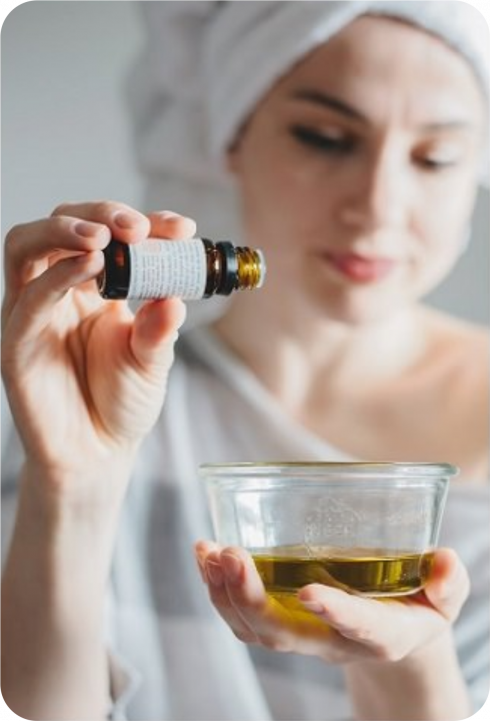 Sử dụng tinh dầu hương thảo bằng cách nhỏ 5-8 giọt dầu hương thảo vào dầu gội hoặc dầu xả của bạn. Ảnh: Hello Glow. 