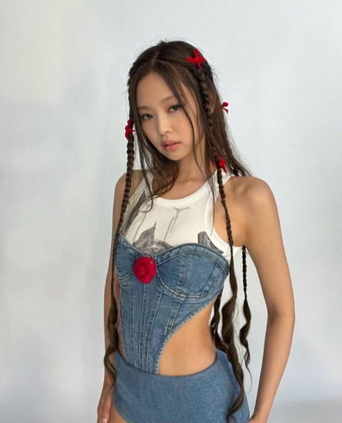 Tóc đầu năm mới baby braids nằm trong nơ bướm nhỏ và lắng đọng xen lẫn lộn đậm cá tính của Jennie. Ảnh: Instagram:@jennierubyjane.