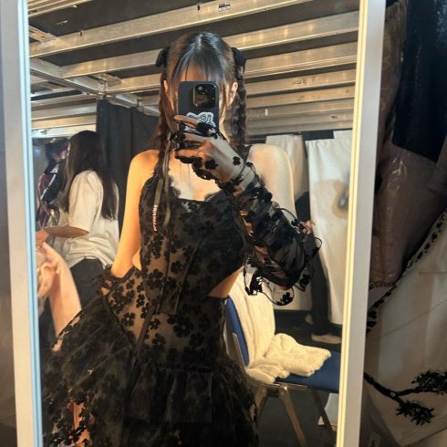 Tóc đầu năm mới nhì mặt mày với ruy băng black color giàn giụa lôi kéo, yêu tinh mị. Ảnh: Instagram:@jennierubyjane.