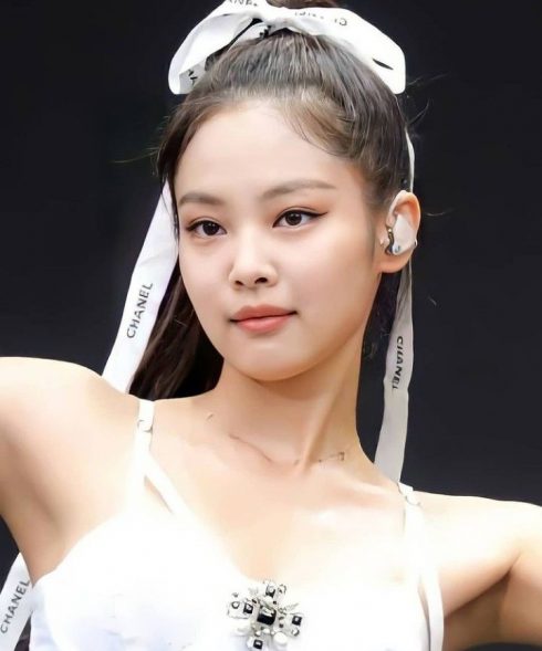 Jennie cao cấp với tóc đuôi ngựa buộc ruy băng Chanel. Ảnh: Twitter.